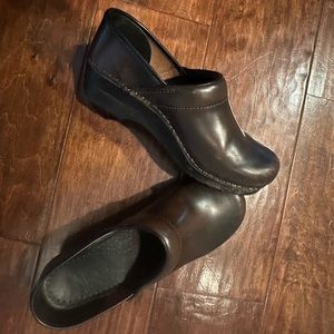 Women’s Dansko clogs, brown leather w black trim around the opening, Size 39